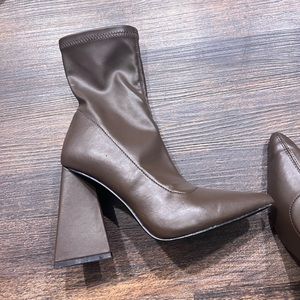 Women’s Brown triangle block bootie 6.5